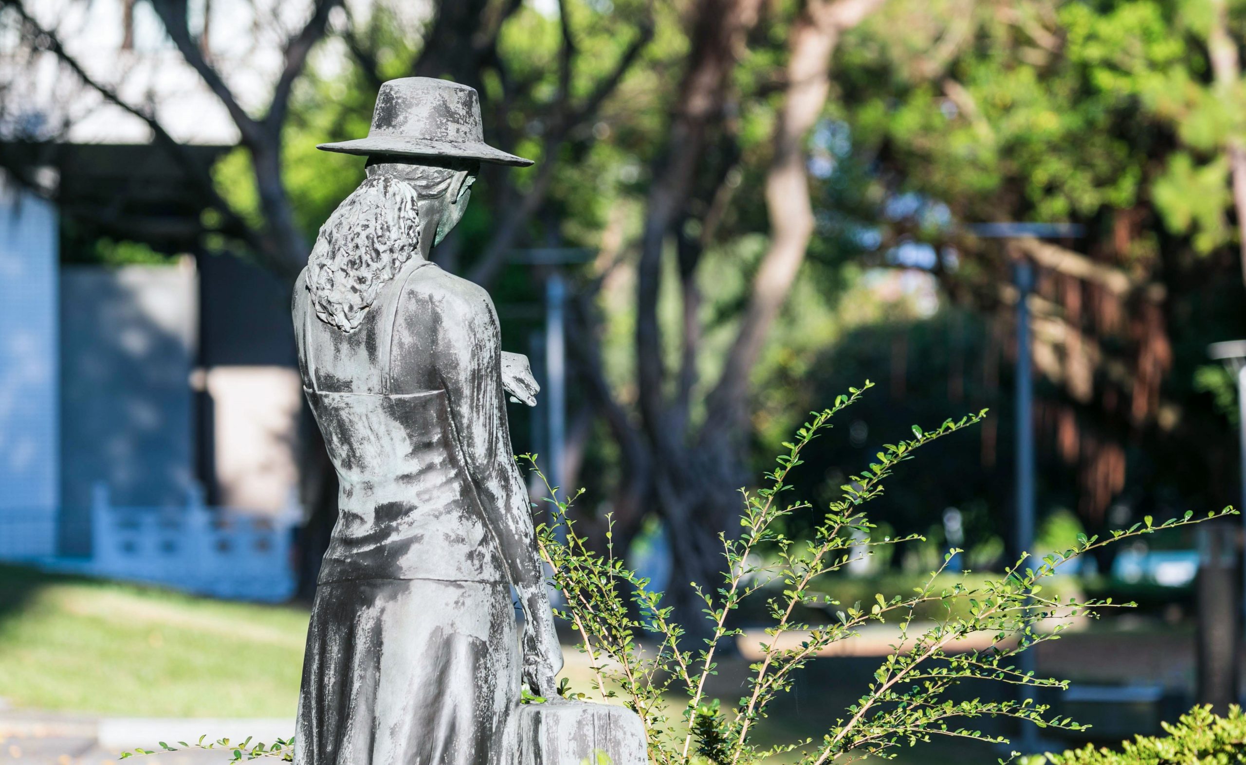 松濤女生宿舍前雕塑--旅者