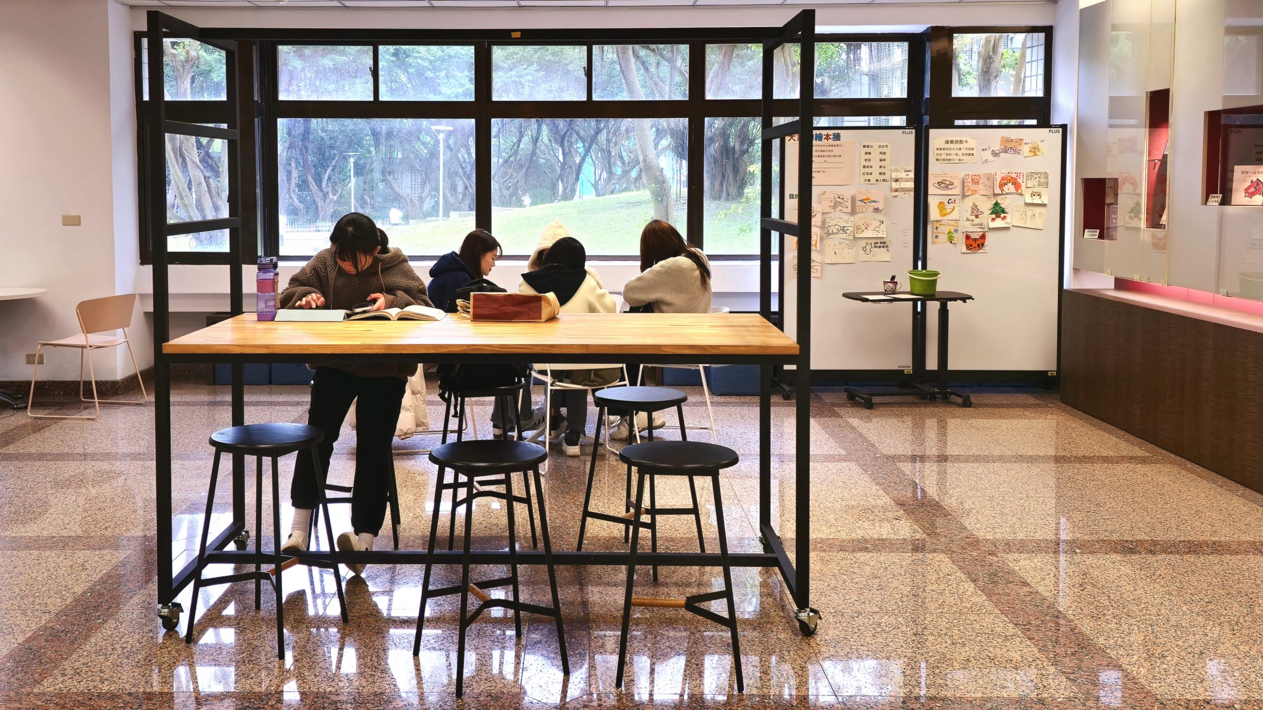 圖書館2樓學研創享區